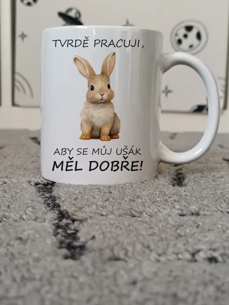 Hrnek "Tvrdě pracuji, aby..." (ušák)