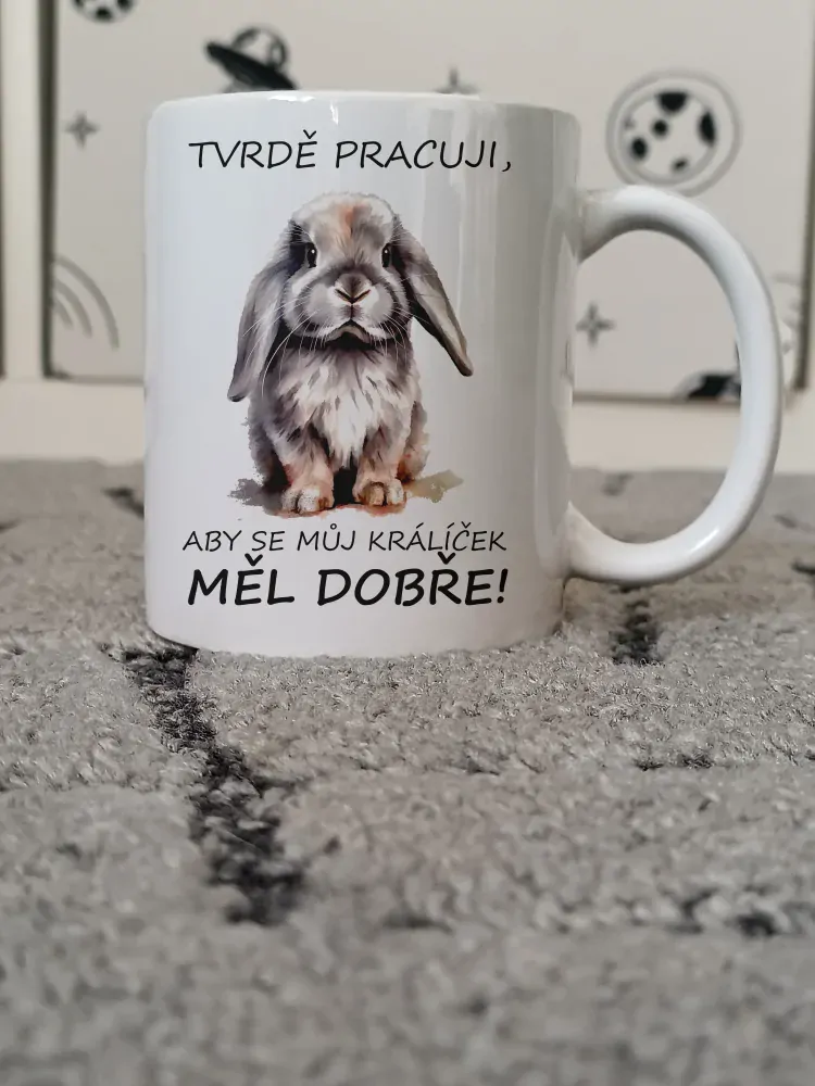 Hrnek "Tvrdě pracuji, aby..." (králíček beránek)