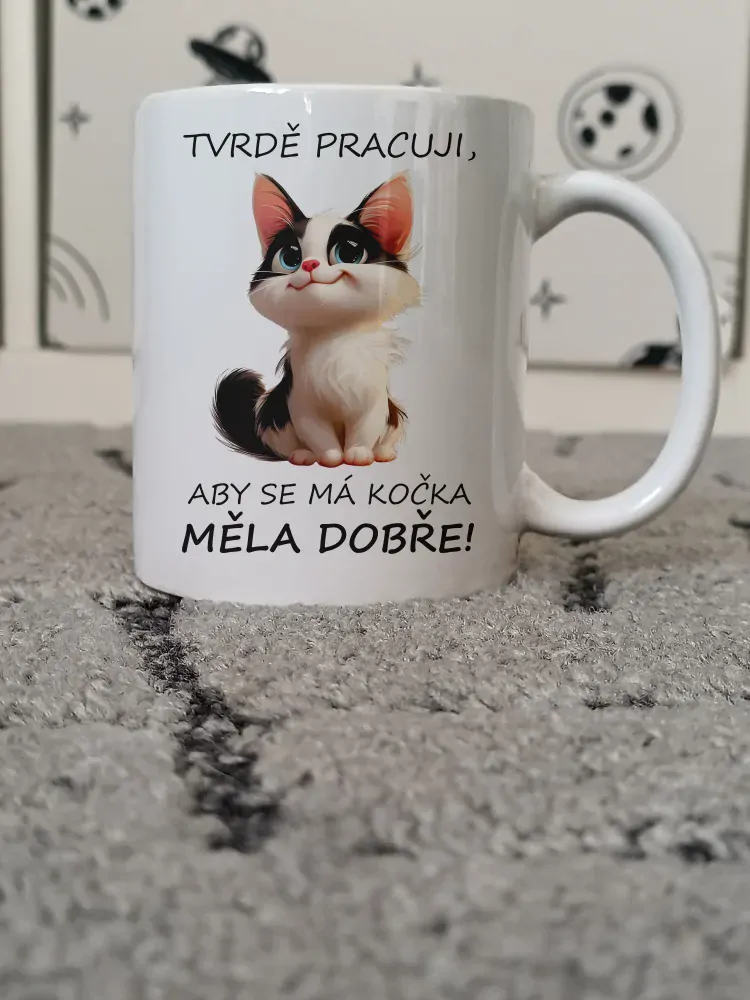 Hrnek "Tvrdě pracuji, aby..." (kočka)