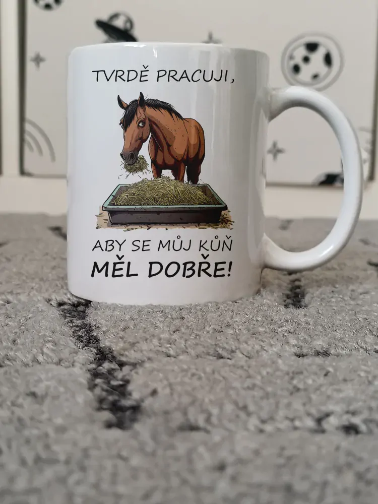 Hrnek "Tvrdě pracuji, aby..." (kůň)