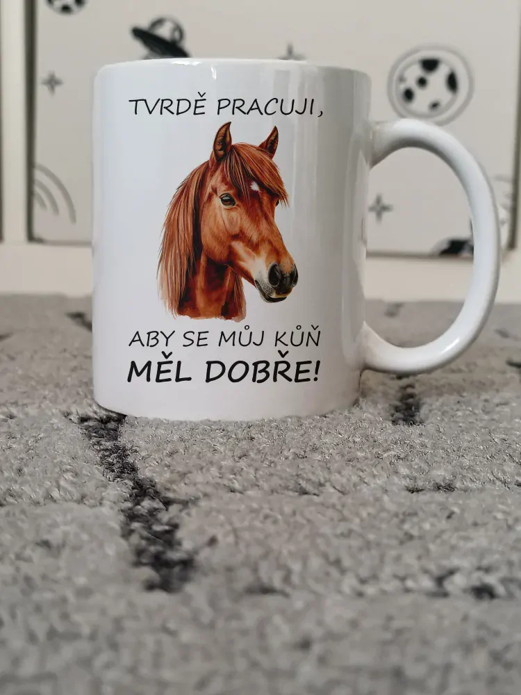Hrnek "Tvrdě pracuji, aby..." (kůň)