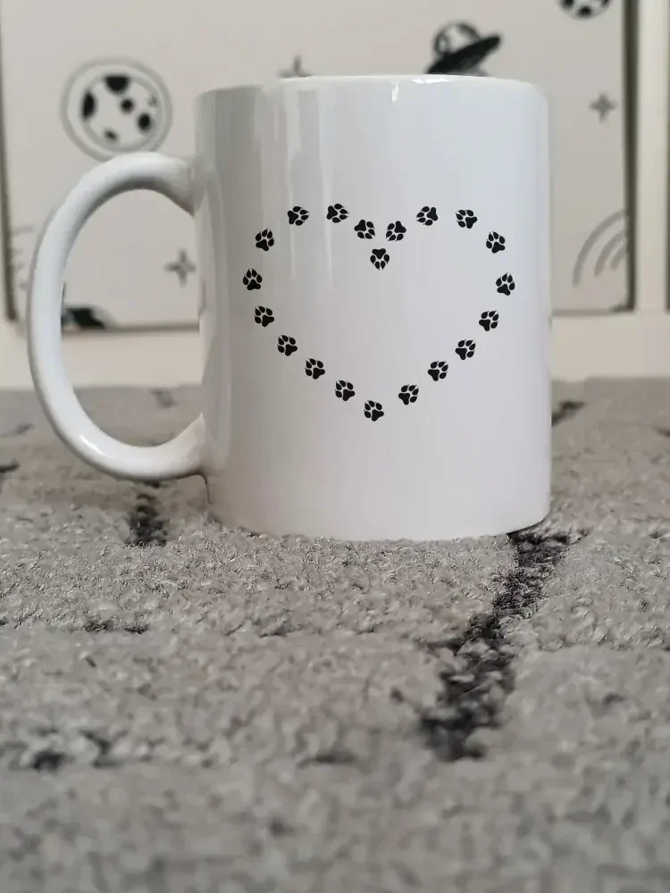 Hrnek "Tvrdě pracuji, aby..." (pes)