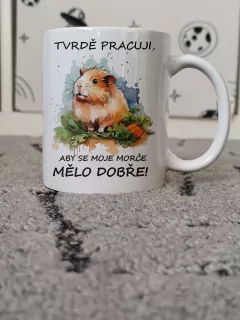 Hrnek "Tvrdě pracuji, aby..." (morče)