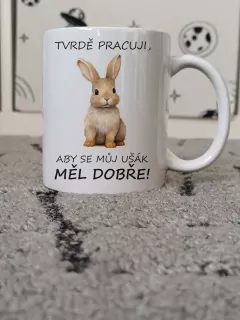 Hrnek "Tvrdě pracuji, aby..." (ušák)