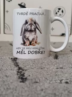 Hrnek "Tvrdě pracuji, aby..." (králíček beránek)