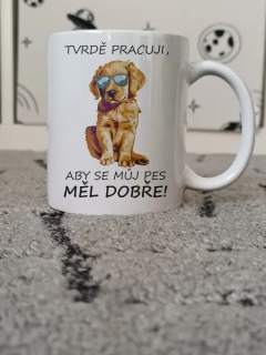 Hrnek "Tvrdě pracuji, aby..." (pes)