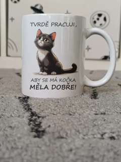 Hrnek "Tvrdě pracuji, aby..." (kočka)