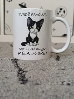 Hrnek "Tvrdě pracuji, aby..." (kočka)