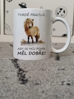 Hrnek "Tvrdě pracuji, aby..." (poník)