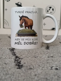 Hrnek "Tvrdě pracuji, aby..." (kůň)