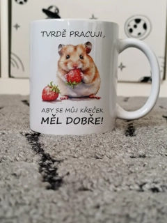 Hrnek "Tvrdě pracuji, aby..." (křeček)